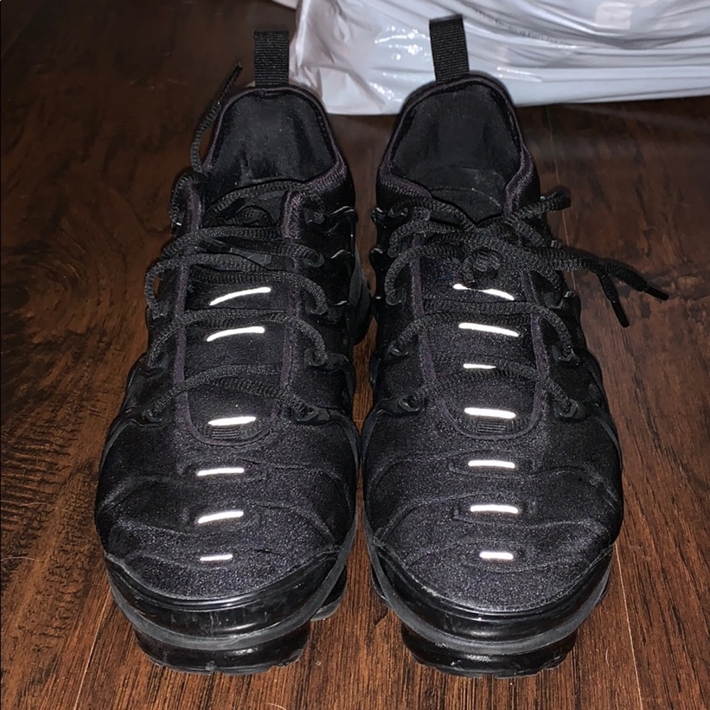 black vapormax plus